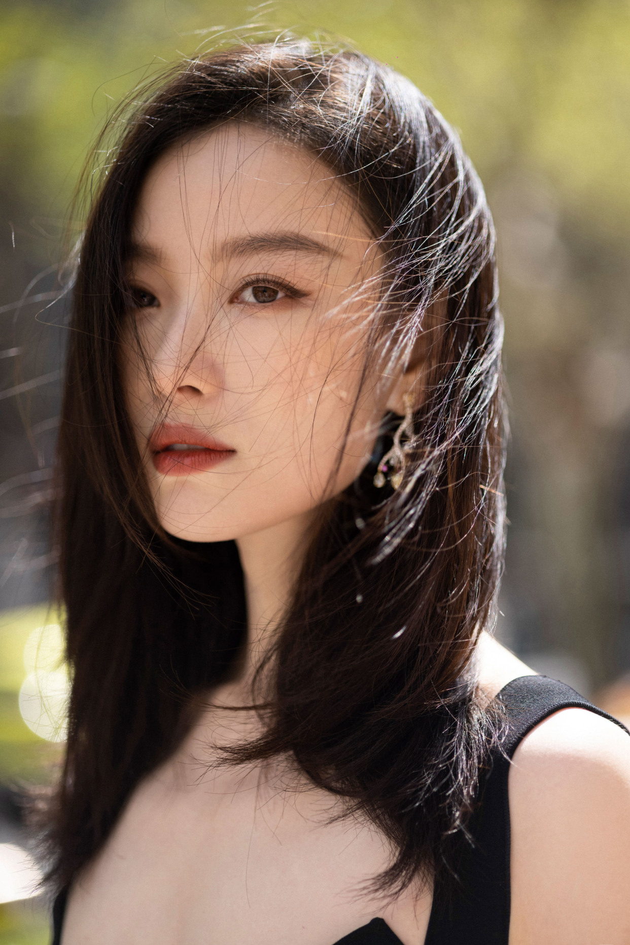 倪妮脸部特写发丝飘动演绎迷离美感这场美如梦般的邂逅你不可错过