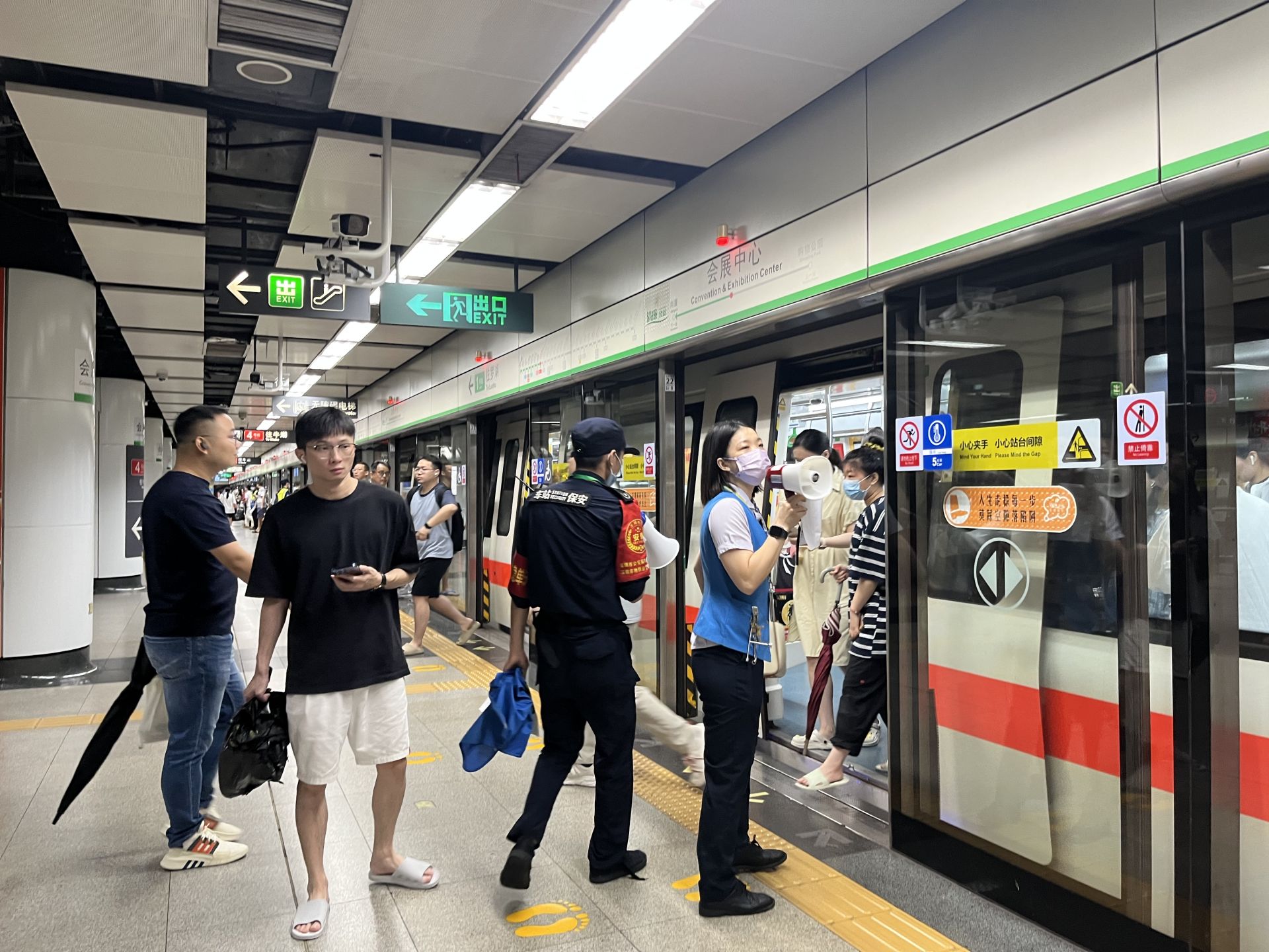 直击!今晨早高峰,深圳地铁公交有序保障市民上班