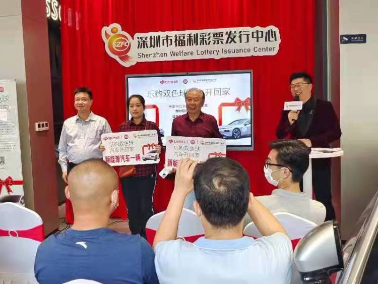 第二期活动的中奖者汪女士与李先生现场领奖.