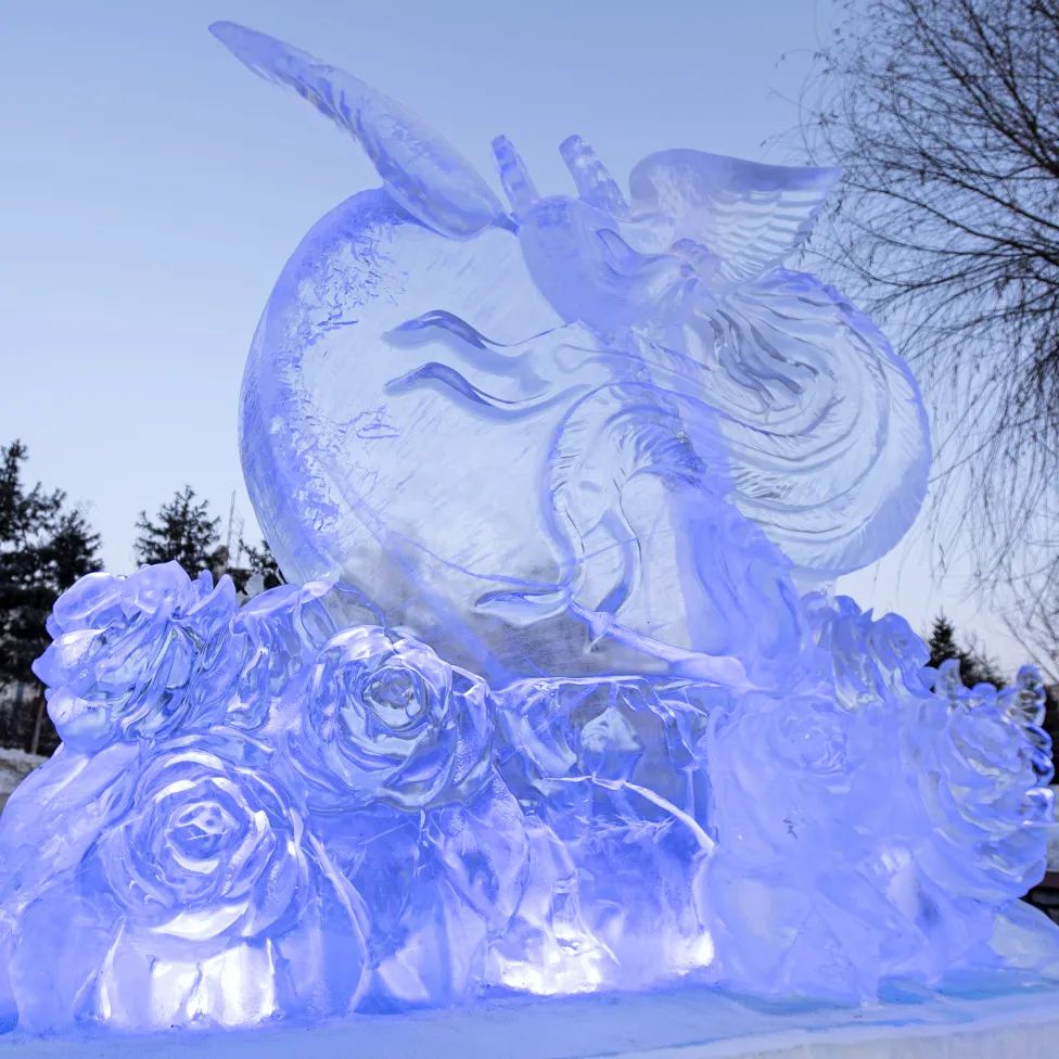 冰雕设计制作大赛评选结果公布如下:一等奖:鲤跃龙门二等奖:冰晶蝴蝶