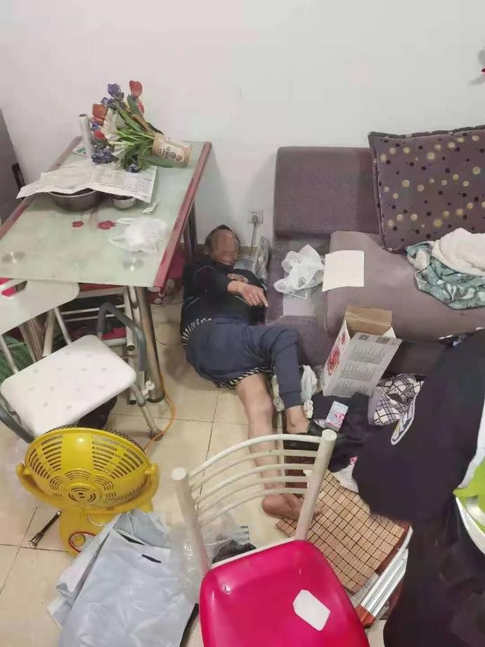 看度新闻|63岁独居老人家中摔倒 还好他们及时赶到