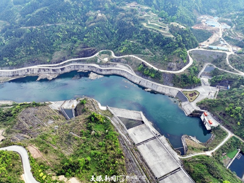 錦屏:三板溪水電站開足馬力發電