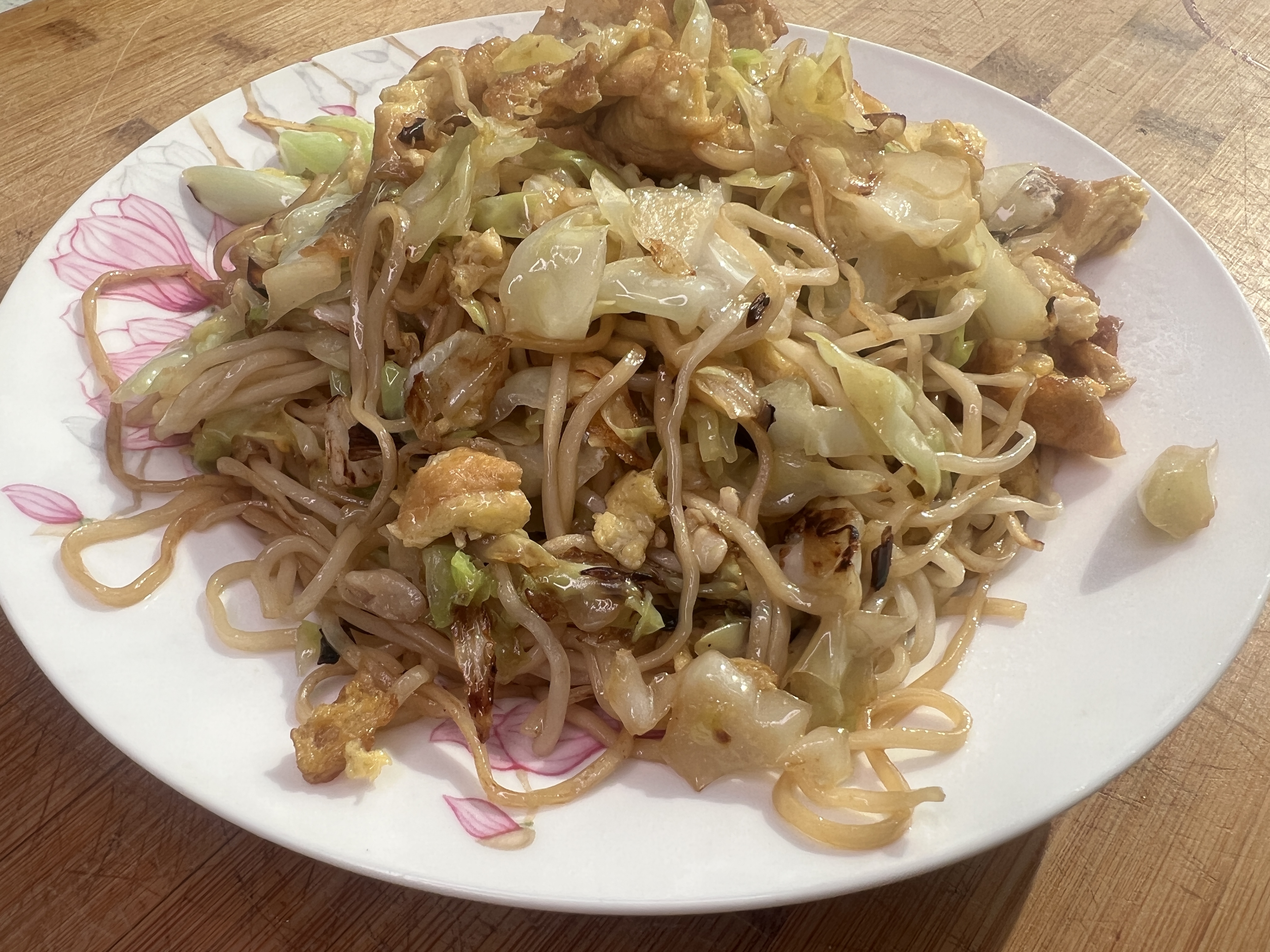 我是舒晨,每天在这里分享各种家常美食,今天给5分钟上桌的"鸡蛋炒面"