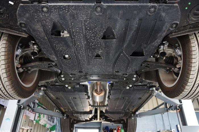 领克01底盘塑料壳有个角翘起来啦怎么办