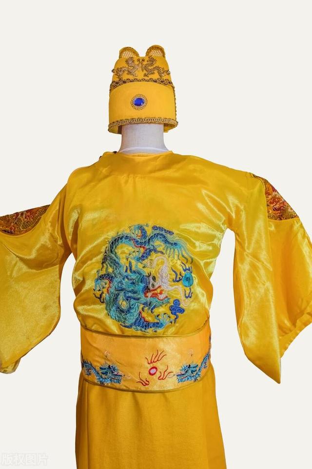 秦始皇的龙袍是黑色的,后世其他皇帝为什么穿黄色龙袍