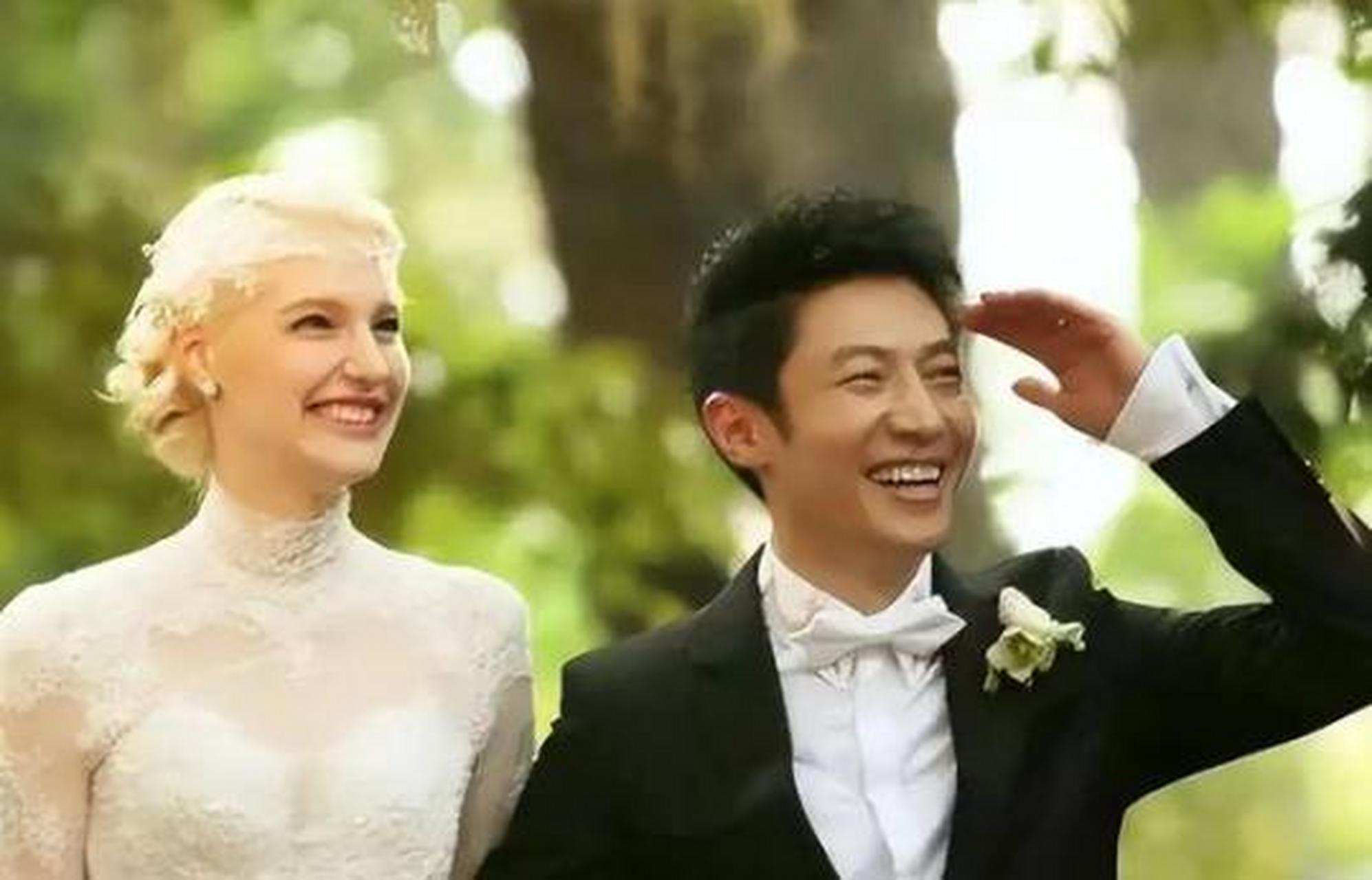 新婚之夜,李白抱着撒贝宁说:"结婚后aa制,我不花你的钱,你也别用我的