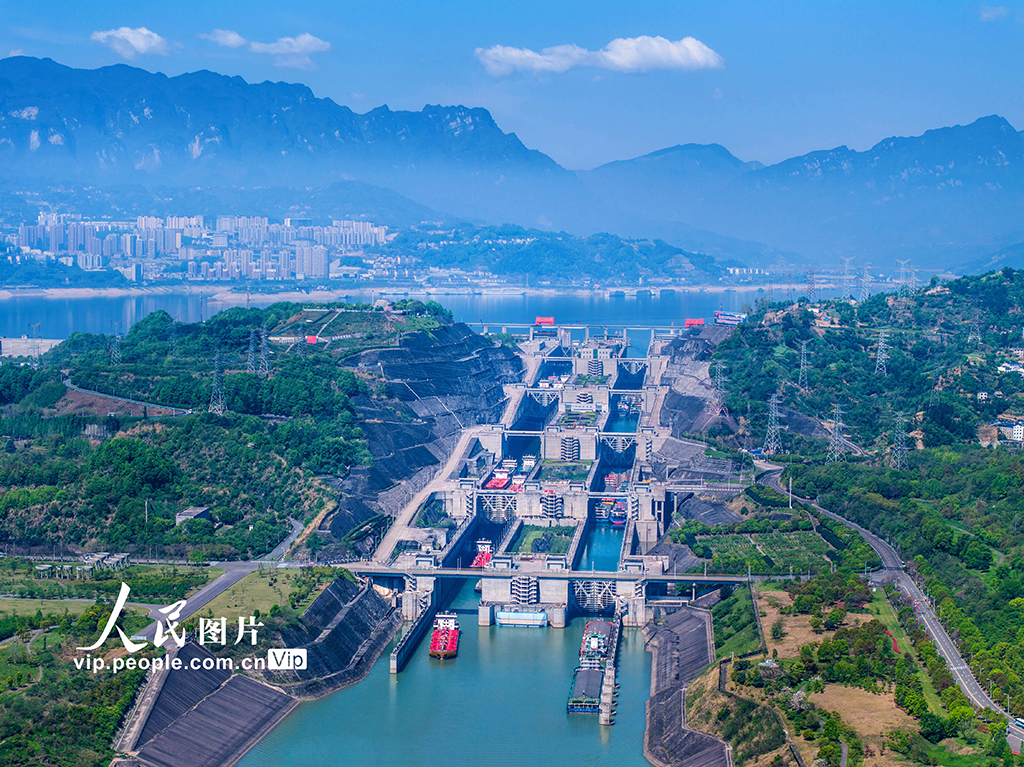 湖北宜昌:三峡船闸通航忙