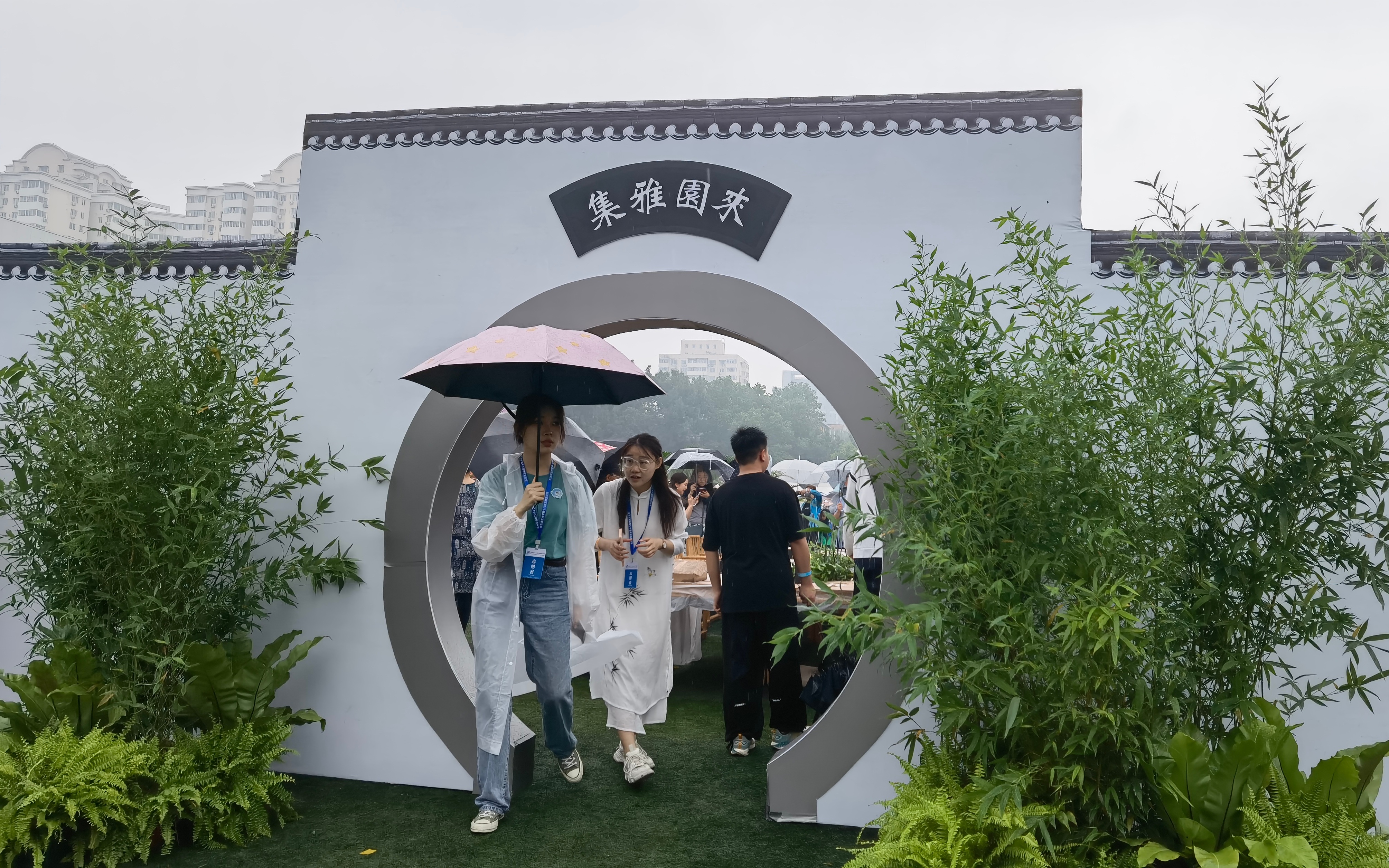 北京语言大学世界文化节雨中开幕,3万余人共同感受世界缤纷文化