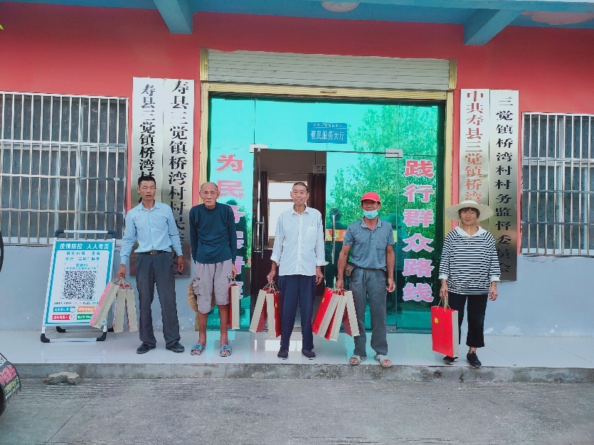 寿县三觉镇:中秋送月饼,情暖民众心