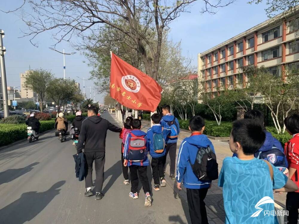 济南市名士小学六年级举行清明远足活动