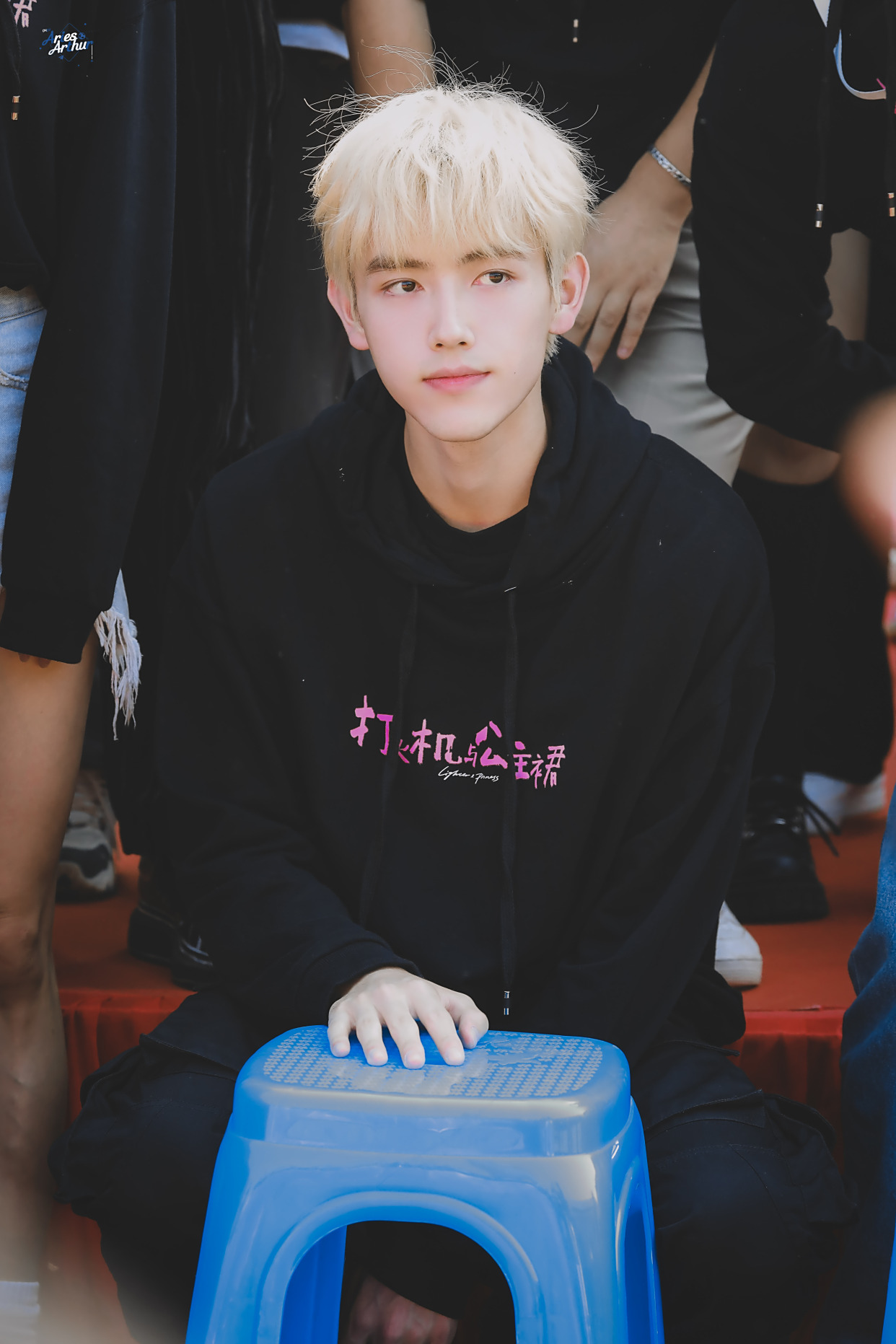 打火机与公主裙开机,金发陈飞宇帅出新高度