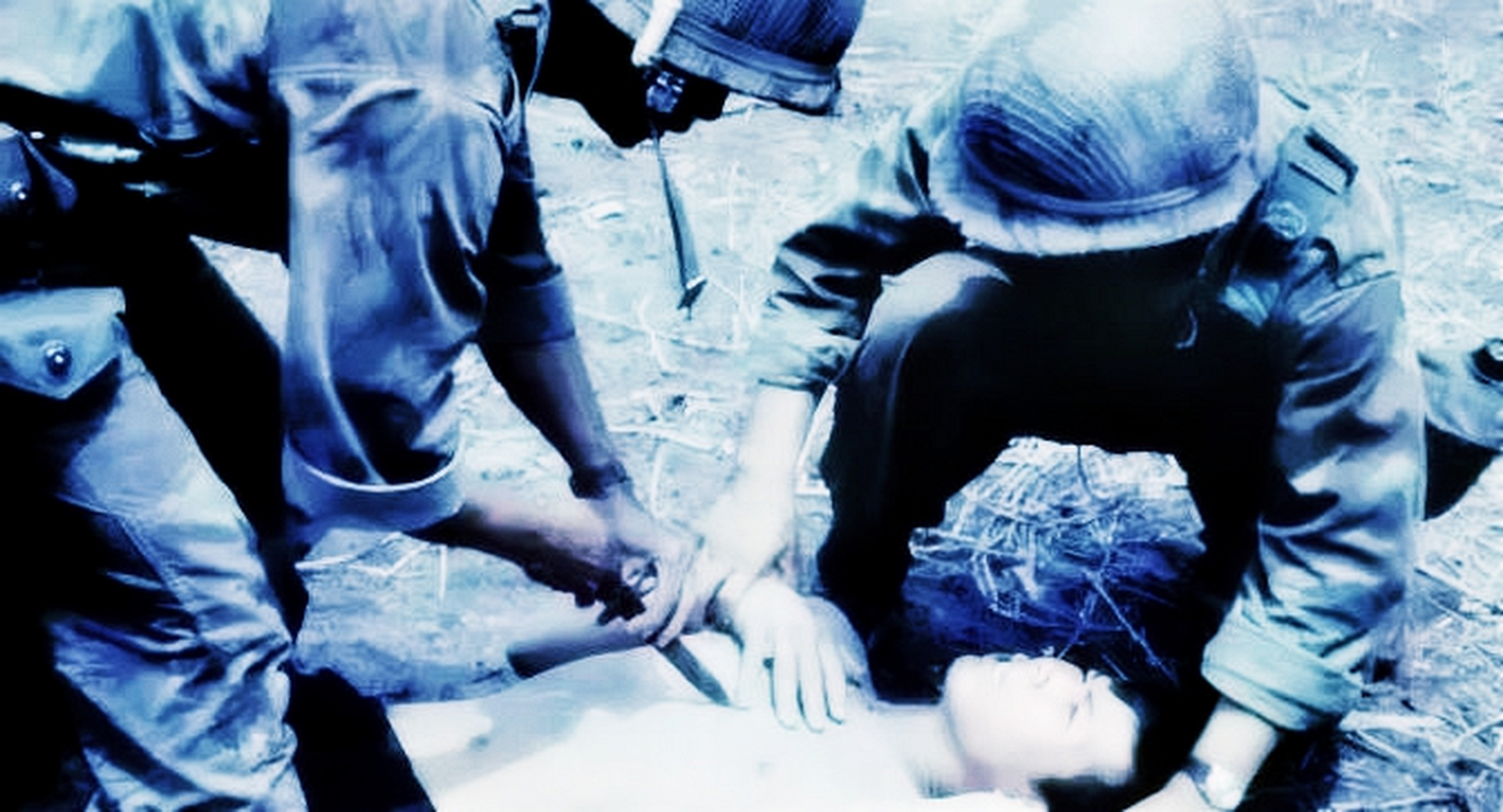 越战中被俘的越南士兵.照片中,越南士兵全身赤裸.