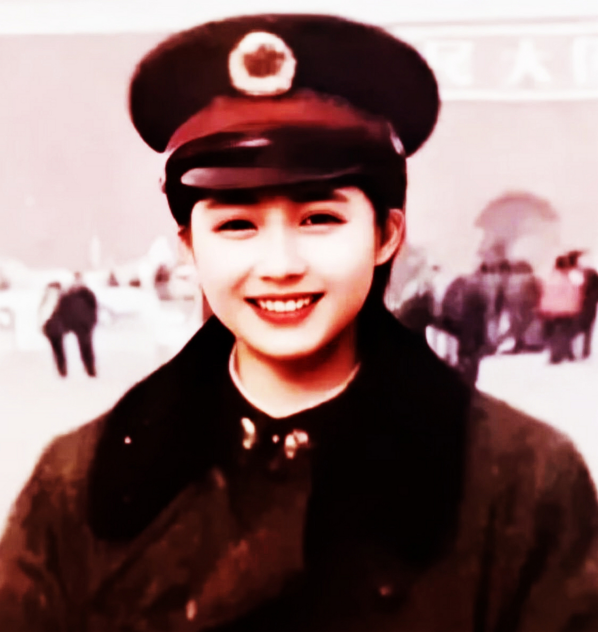 90年代,天安门广场上的一名年轻女兵他身穿军大衣,头戴军帽