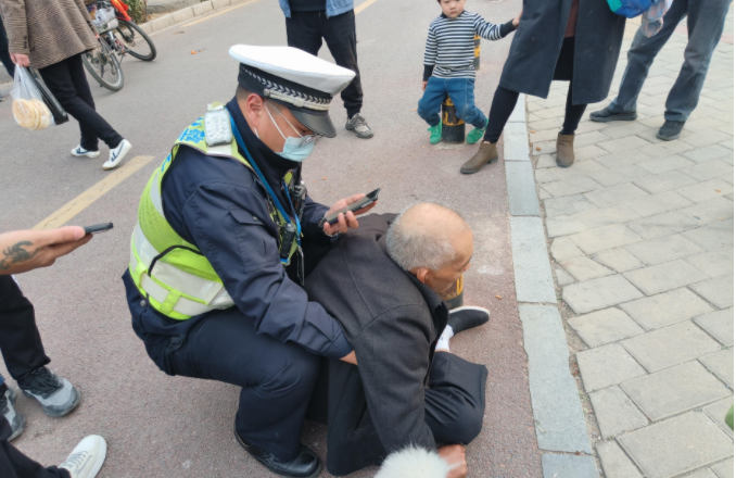 郑州交警单膝跪地扶起晕厥老人,目击者称"这小伙真帅"