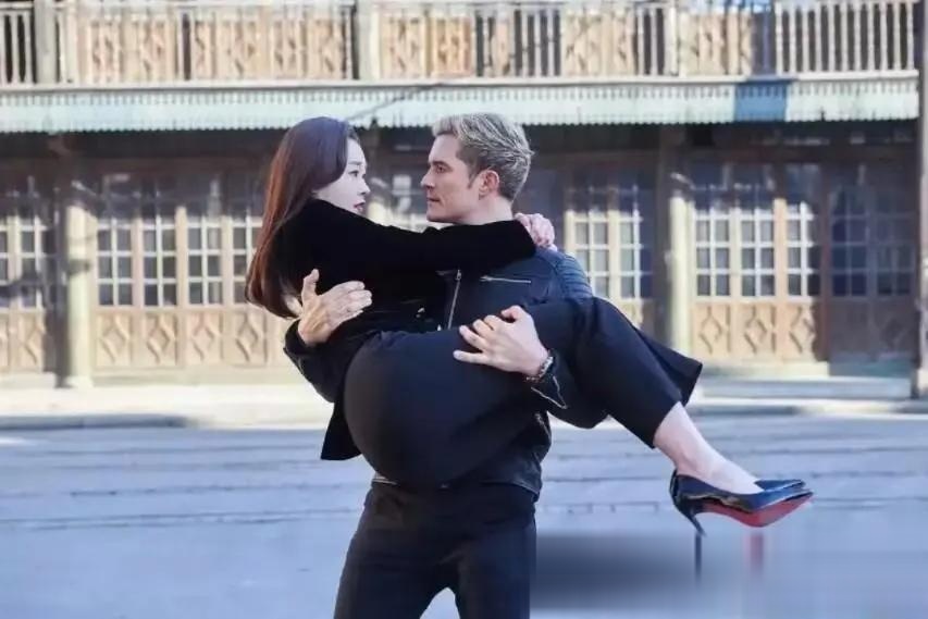 34岁宋轶好放得开!穿紧身裤被老外公主抱一脸娇羞,腰臀比太绝了