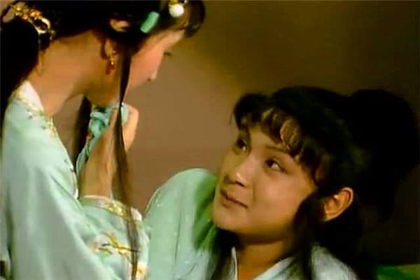 红楼梦:贾宝玉挨打后,为何要送给黛玉两条旧手帕?竟有三层深意