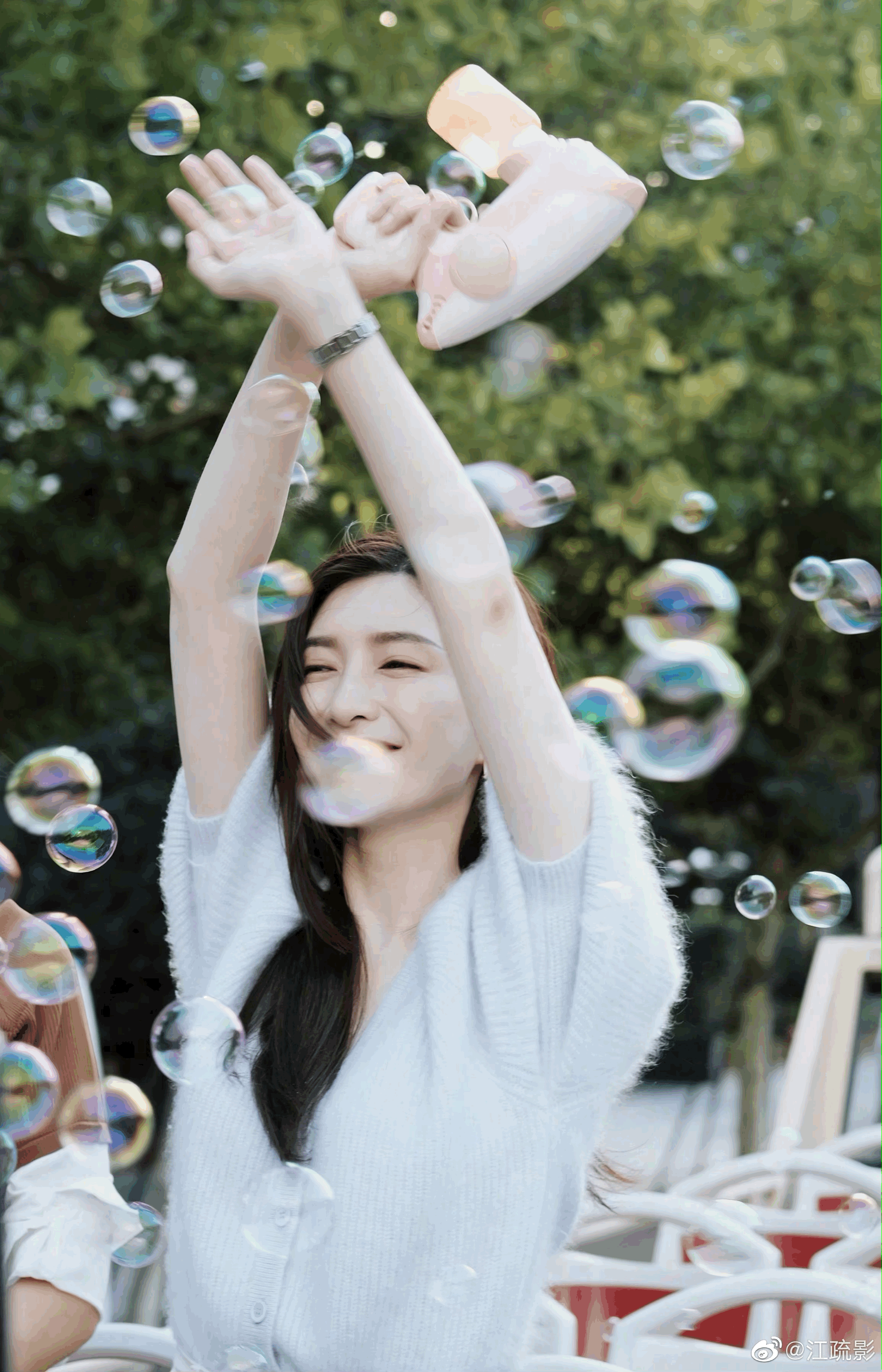 江疏影晒彩色泡泡梦幻写真 黑发白裙童趣满满