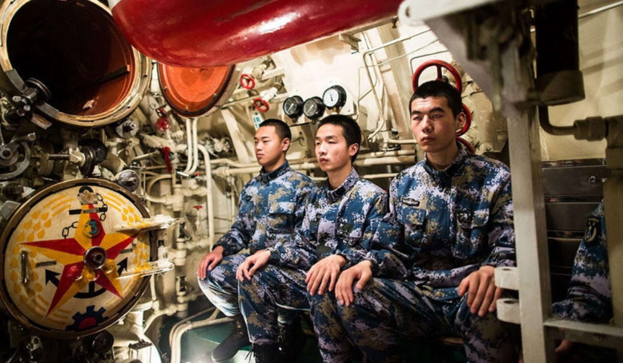 在潜艇里生活有多难?四五十度的高温,做饭都要冒着生命危险
