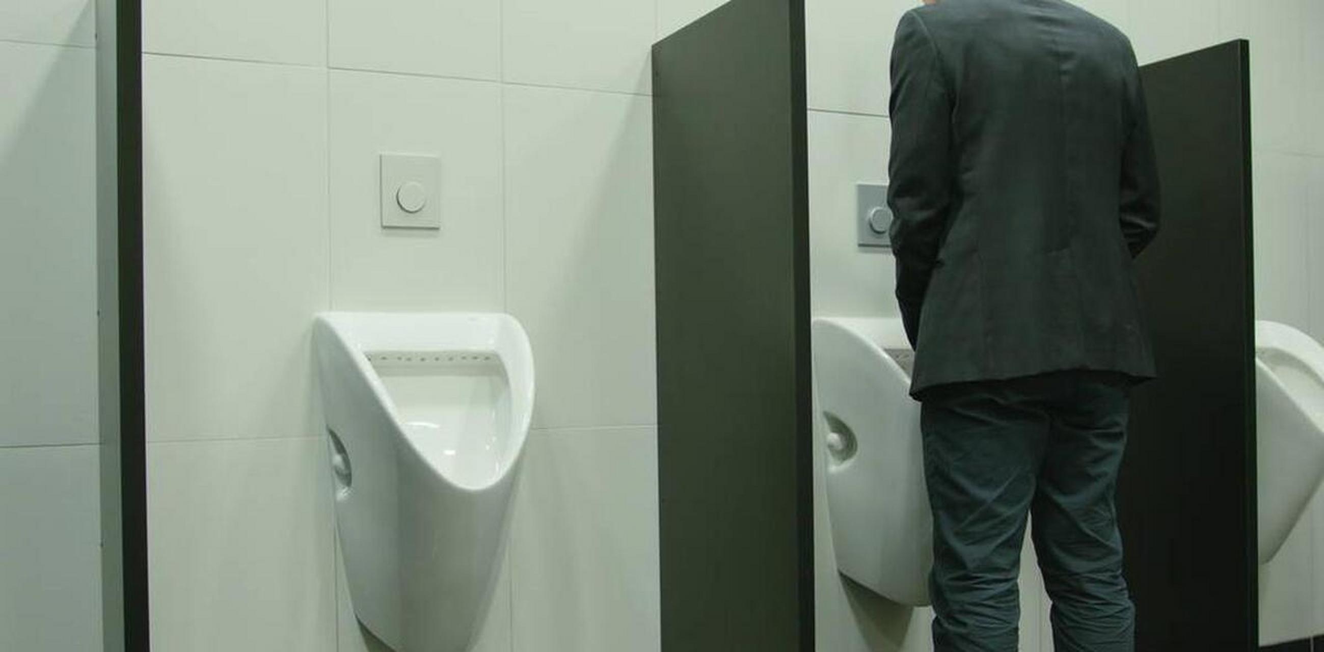 男性站着尿还是坐着尿比较好  男性在使用抽水马桶