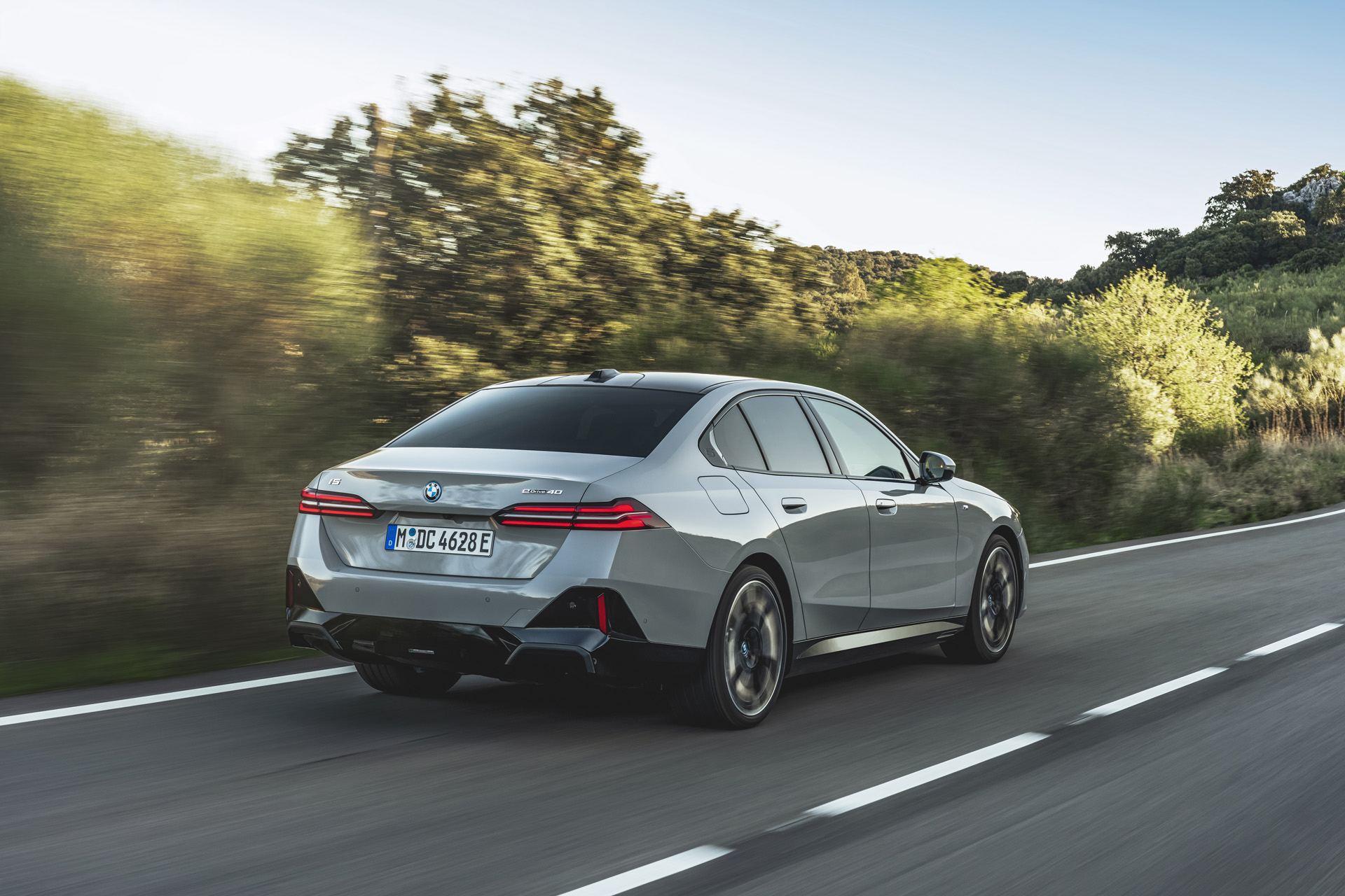 2024款宝马5系亮相,包括电动i5车型