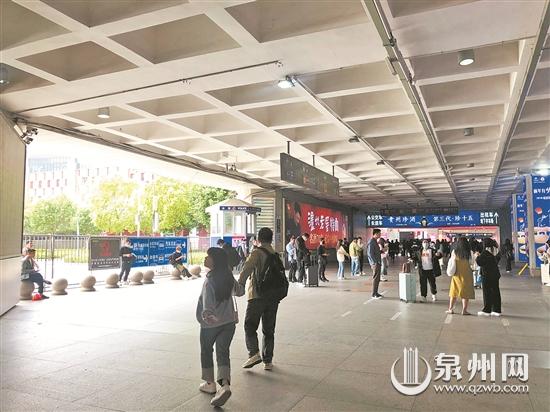 泉州动车站送客进站口通道被隔断 给旅客带来不便