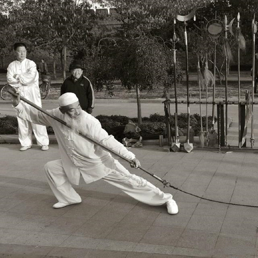 坐着四条椅脚就压破地砖陷泥数寸,心意拳宗师买壮图武功有多高