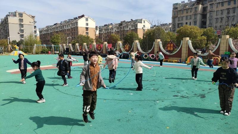 幸福花园幼儿园组织开展"跳绳练习"活动
