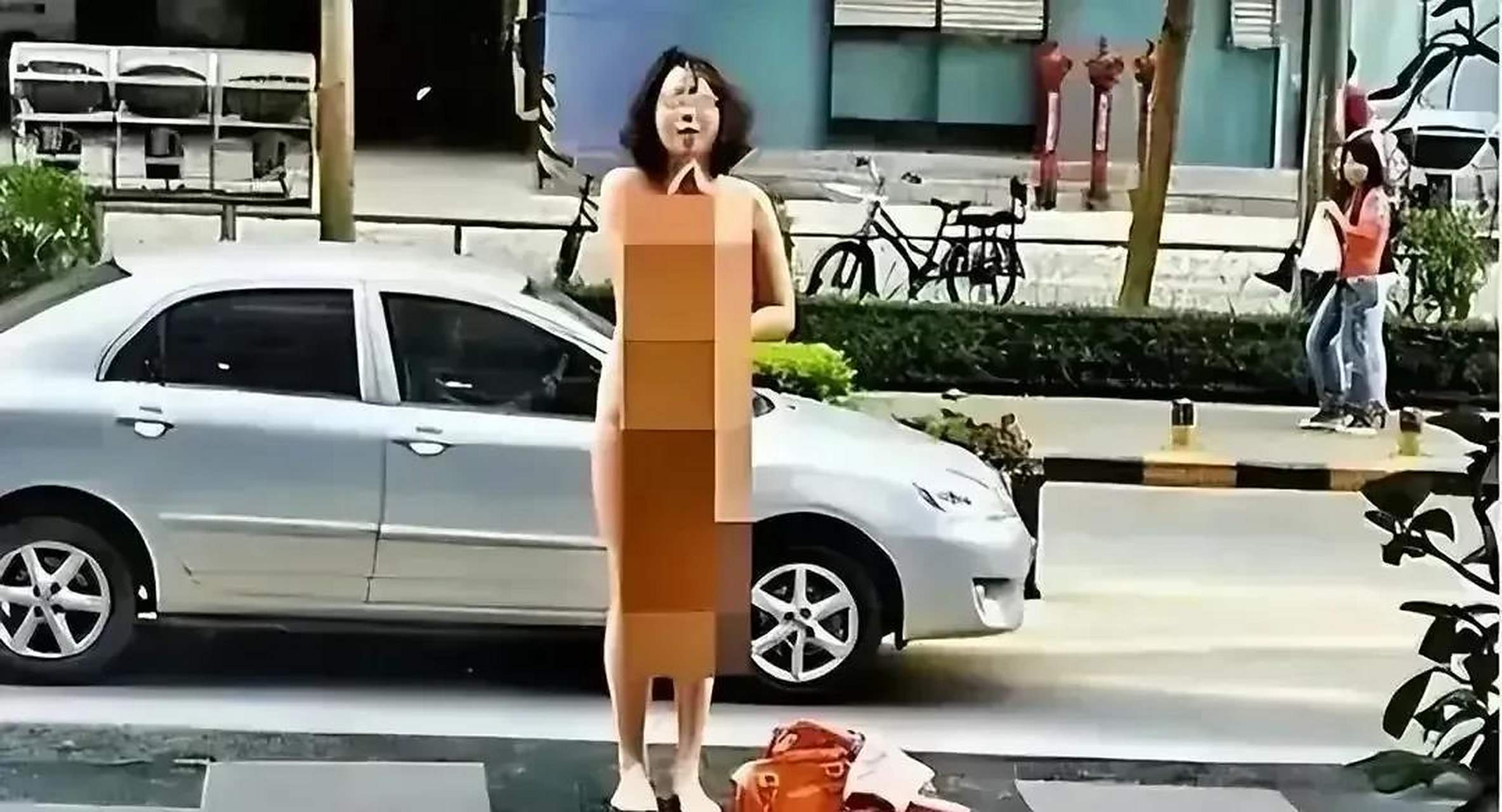 长沙五一广场一女子没穿衣服公然走在大街上,就为了报复出轨的男朋友