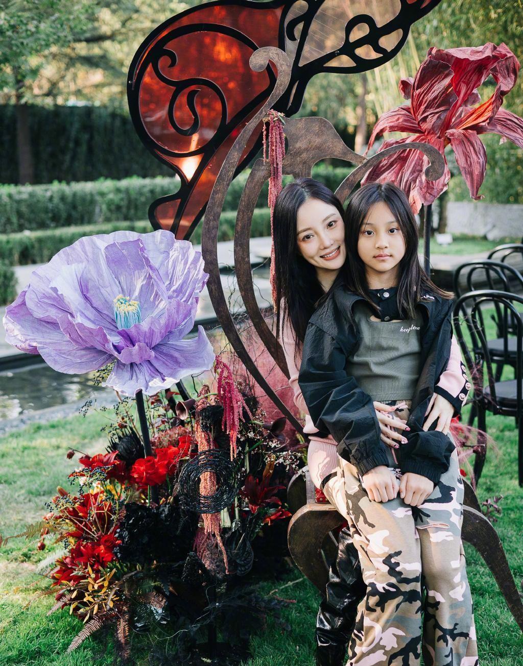 李小璐贾乃亮为甜馨庆生,一家三口同框好幸福,贾乃亮笑开了花