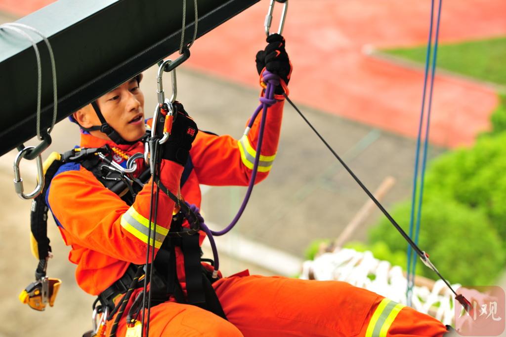 恐高慎入!第一视角看消防员高空绳索救援
