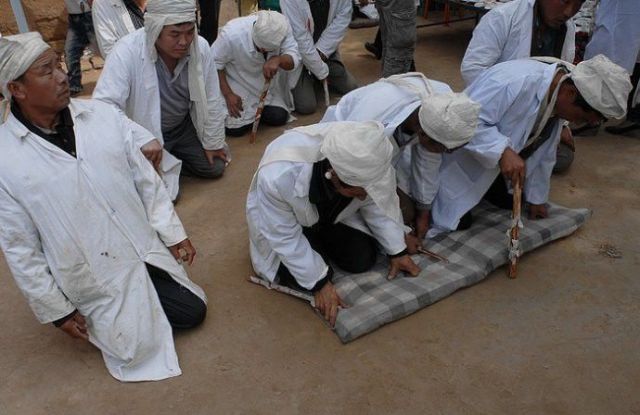 孝子迎客下跪的正确跪法,步骤详解