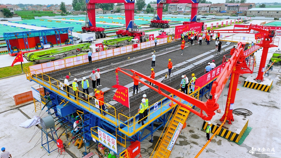 阜淮铁路全线首榀新型箱梁顺利完成浇筑