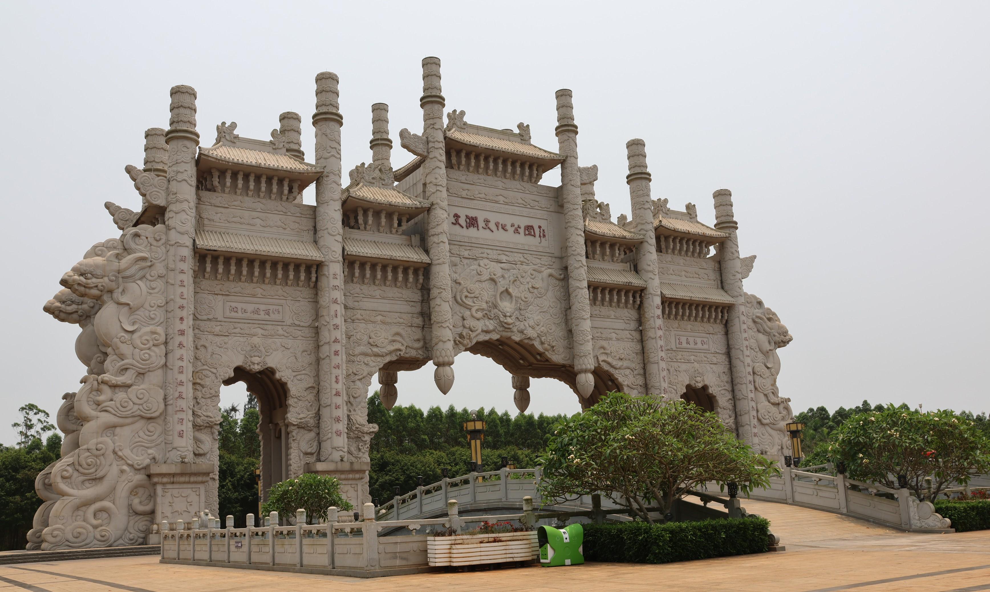 海南有世界上最大的牌坊群,相传耗资1.3亿,长1.7公里,这就是