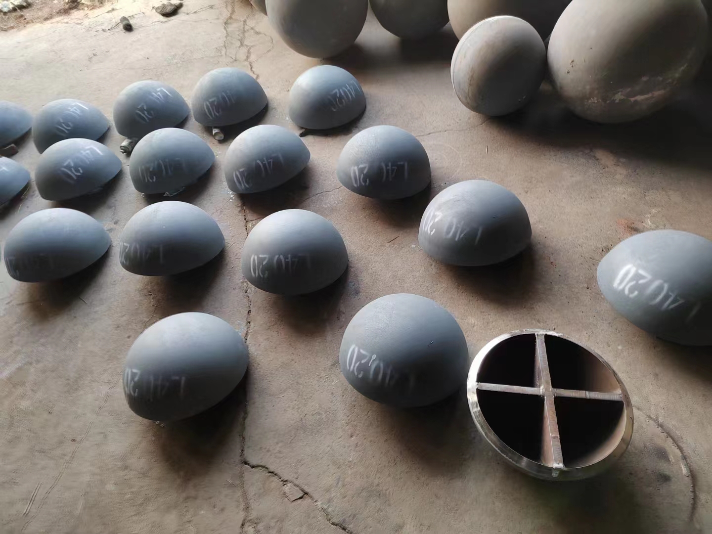 高空滑移法是球形网架工程的一种安装方法