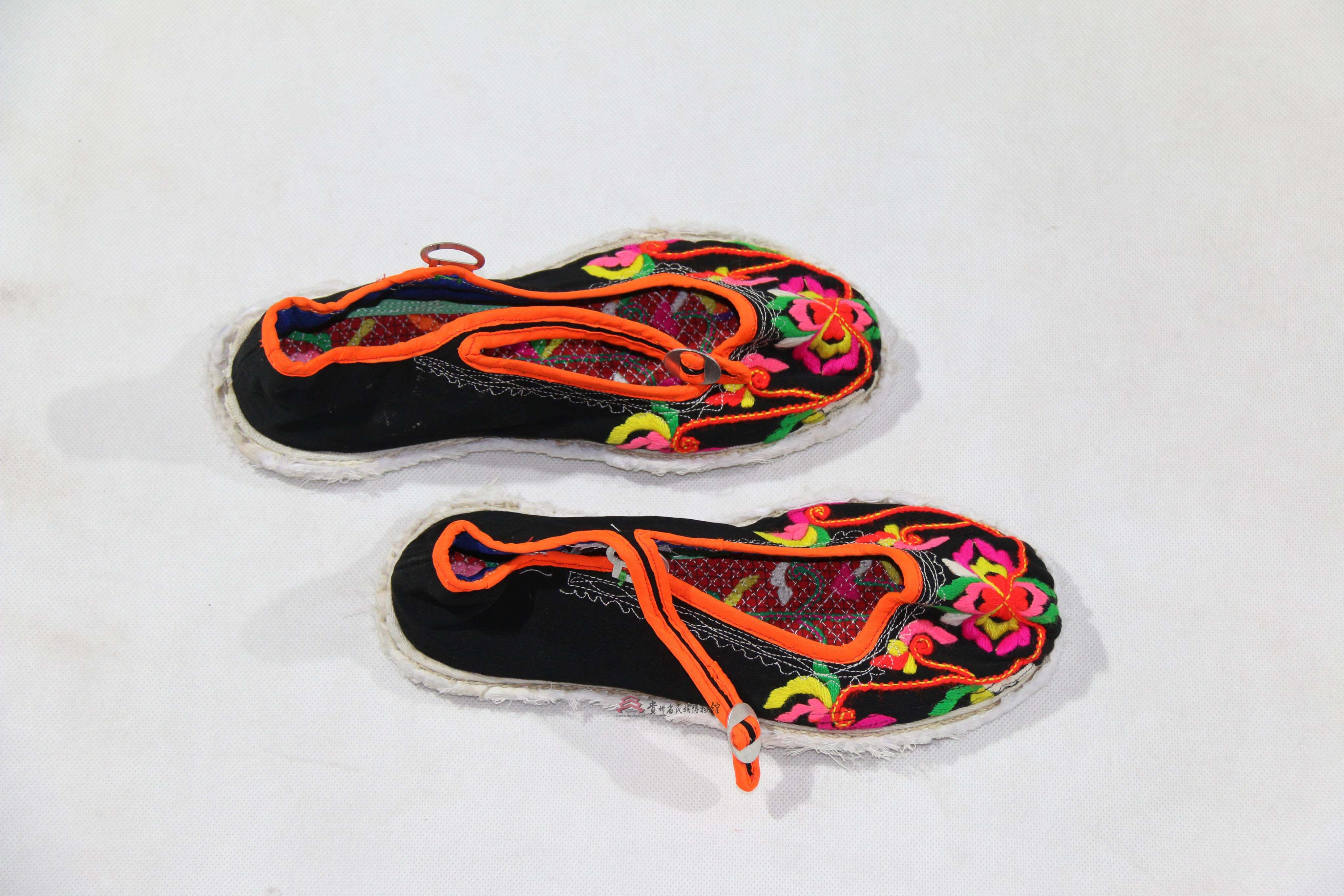 5分钟!快速了解不同少数民族的绣花鞋特色