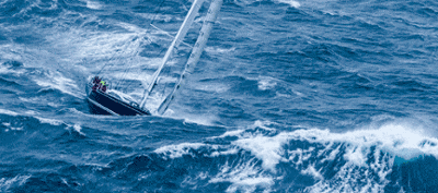 没有舵的船漂泊在茫茫大海上,任其随着洋流的方向,推动着小船的命运