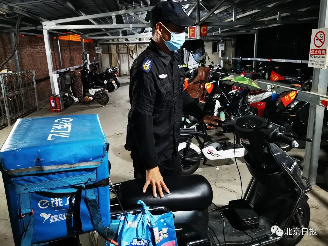 挂满了车钥匙,使用这些钥匙安保人员可以及时移动已经充满电的车辆