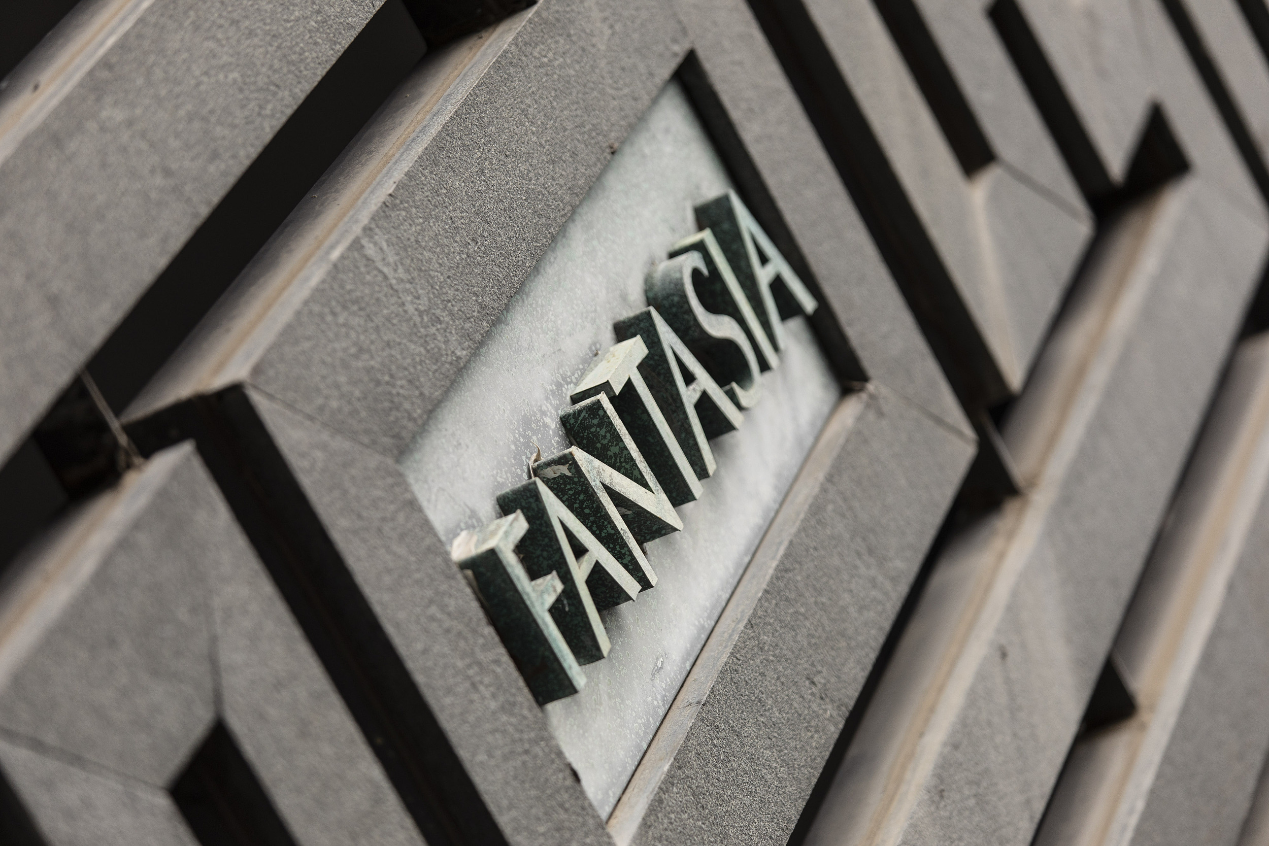 花样年控股明日复牌:去年净亏损59.8亿元,债务违约总额超430亿