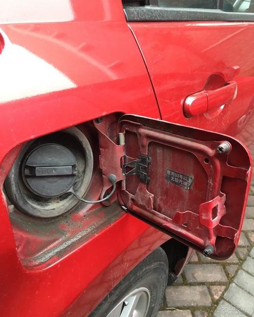 08骐达汽车油箱盖打不开怎么办