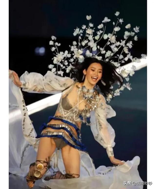 对比奚梦瑶维密 大表姐戛纳摔倒名场面!杨幂舞台摔跤竟出神图?