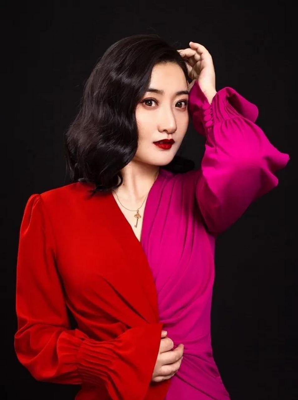 中国安徽淮南女歌手—云菲菲  云菲菲,1985年2月11日出生于安徽淮南