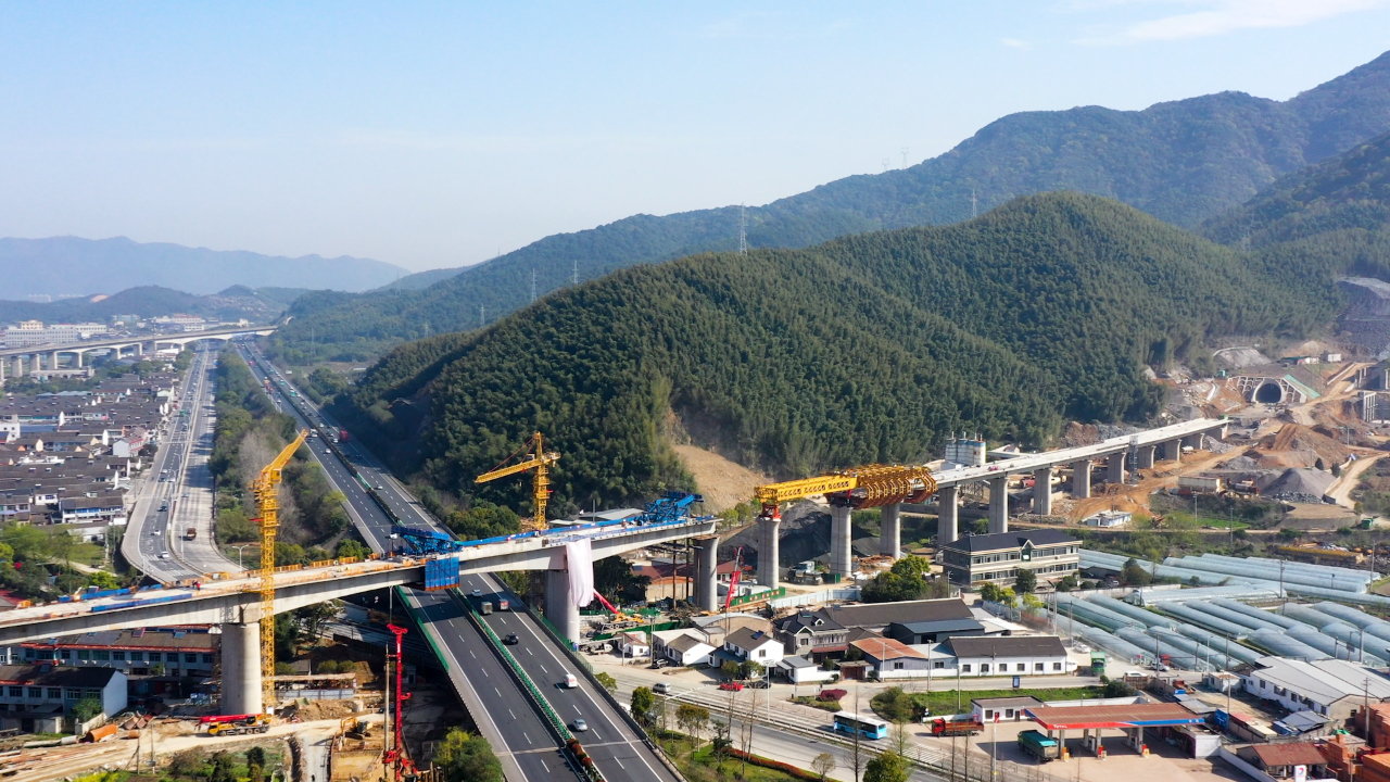 金甬铁路跨甬台温铁路特大桥连续梁合龙