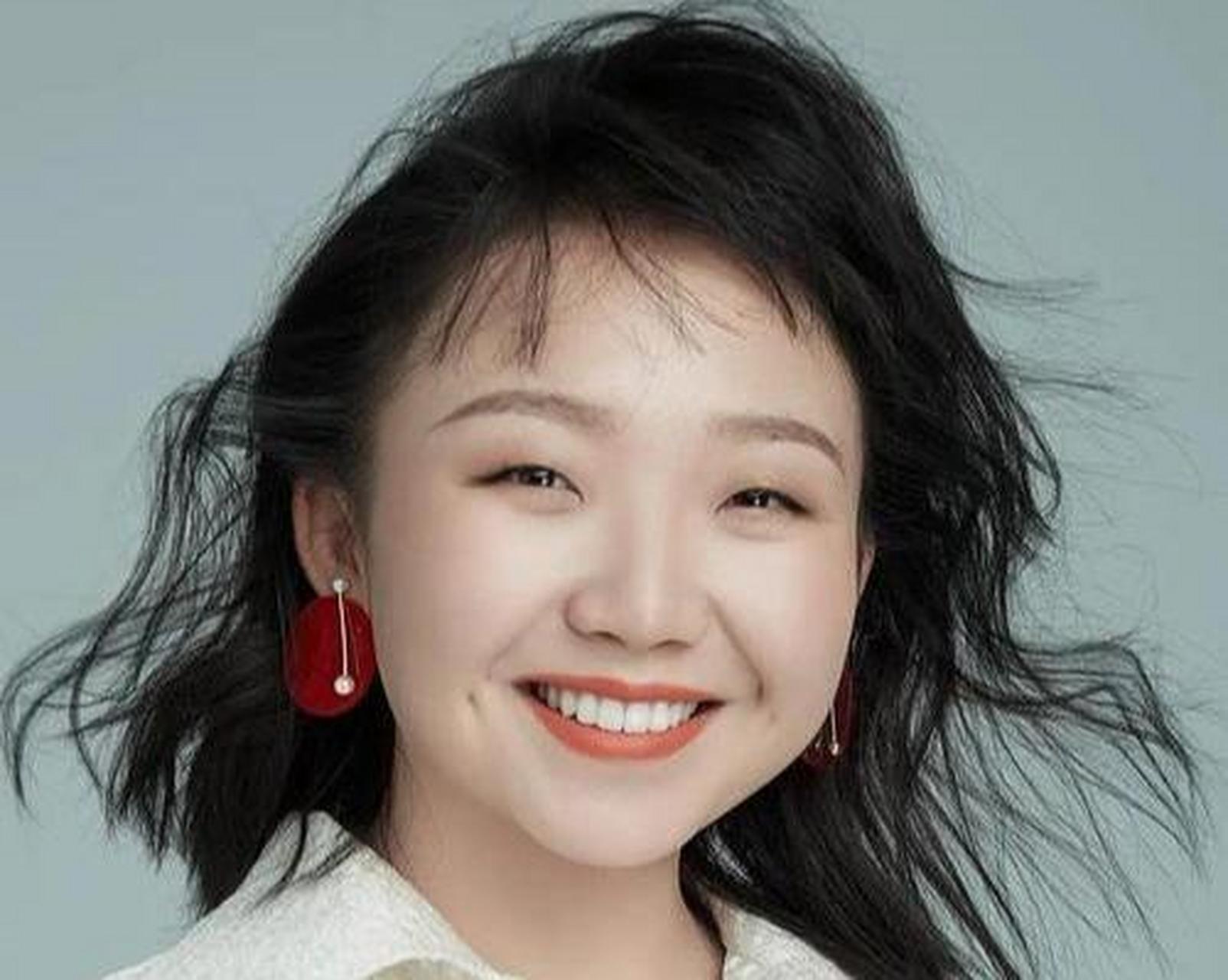 辣目洋子是继贾玲,马丽之后,热度比较高的搞笑女演员.