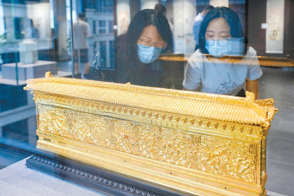 老字号入驻天竺综保区 黄金打造的九龙壁造型工艺品吸引参观者驻足