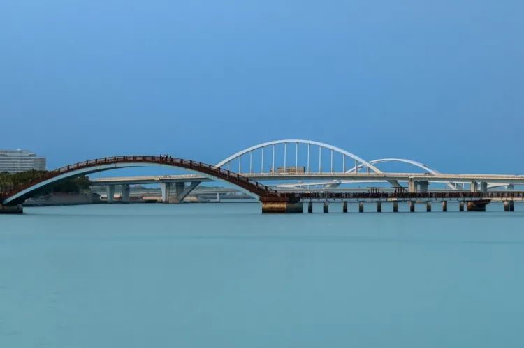 五缘湾湿地公园最为特色的也莫过于五座大桥:日圆桥,月圆桥,天圆桥,地