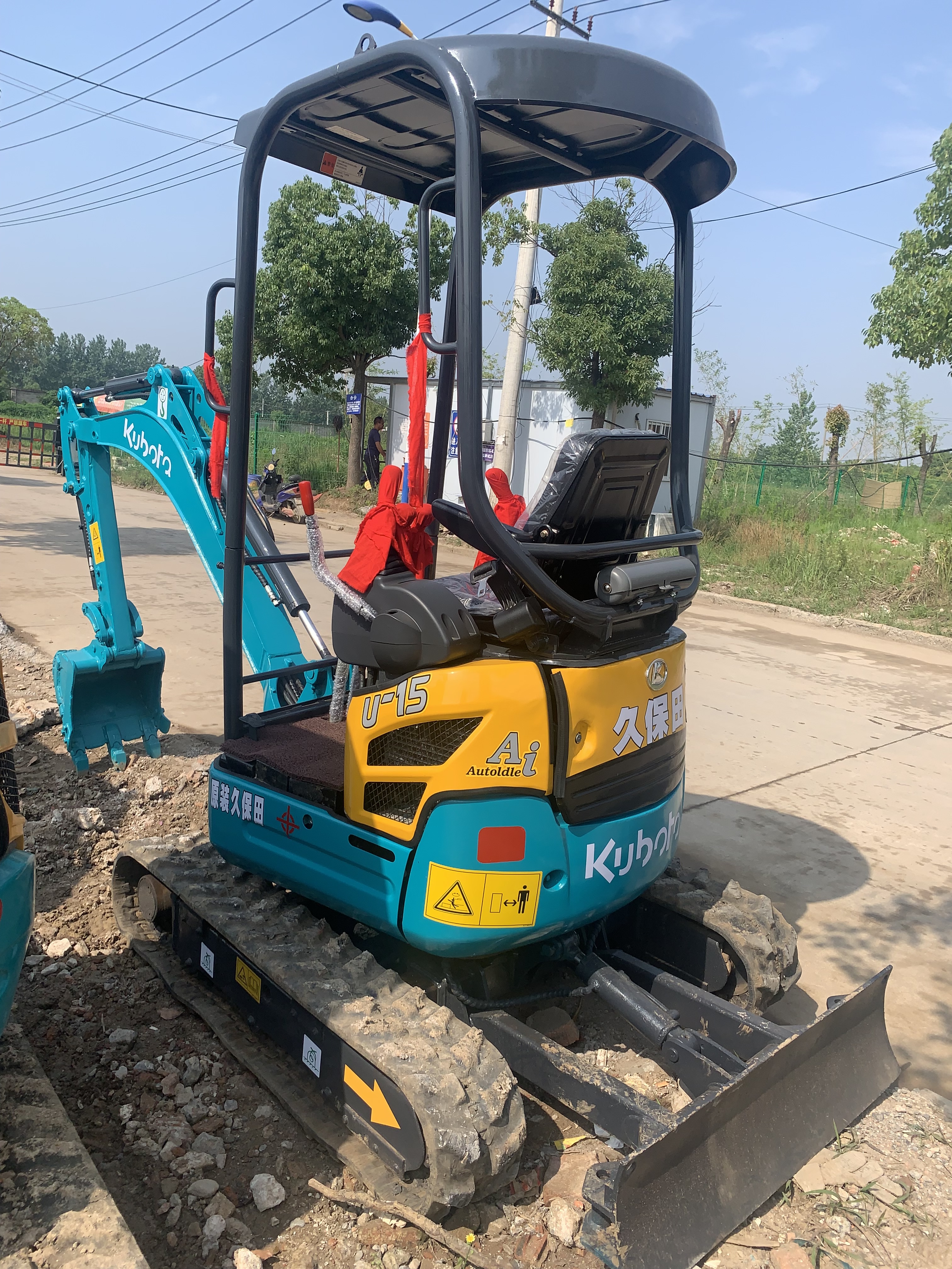 久保田17挖机洋马20挖机挖沟破碎路面混凝土