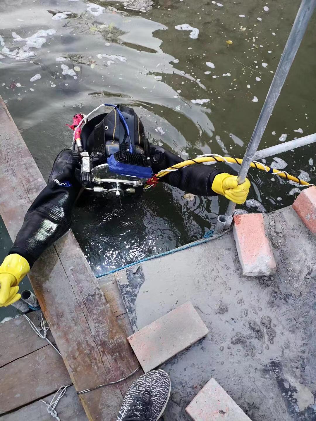 南昌市水下打捞公司 蛙人水下封堵探摸服务 隔栏栅水下清理施工