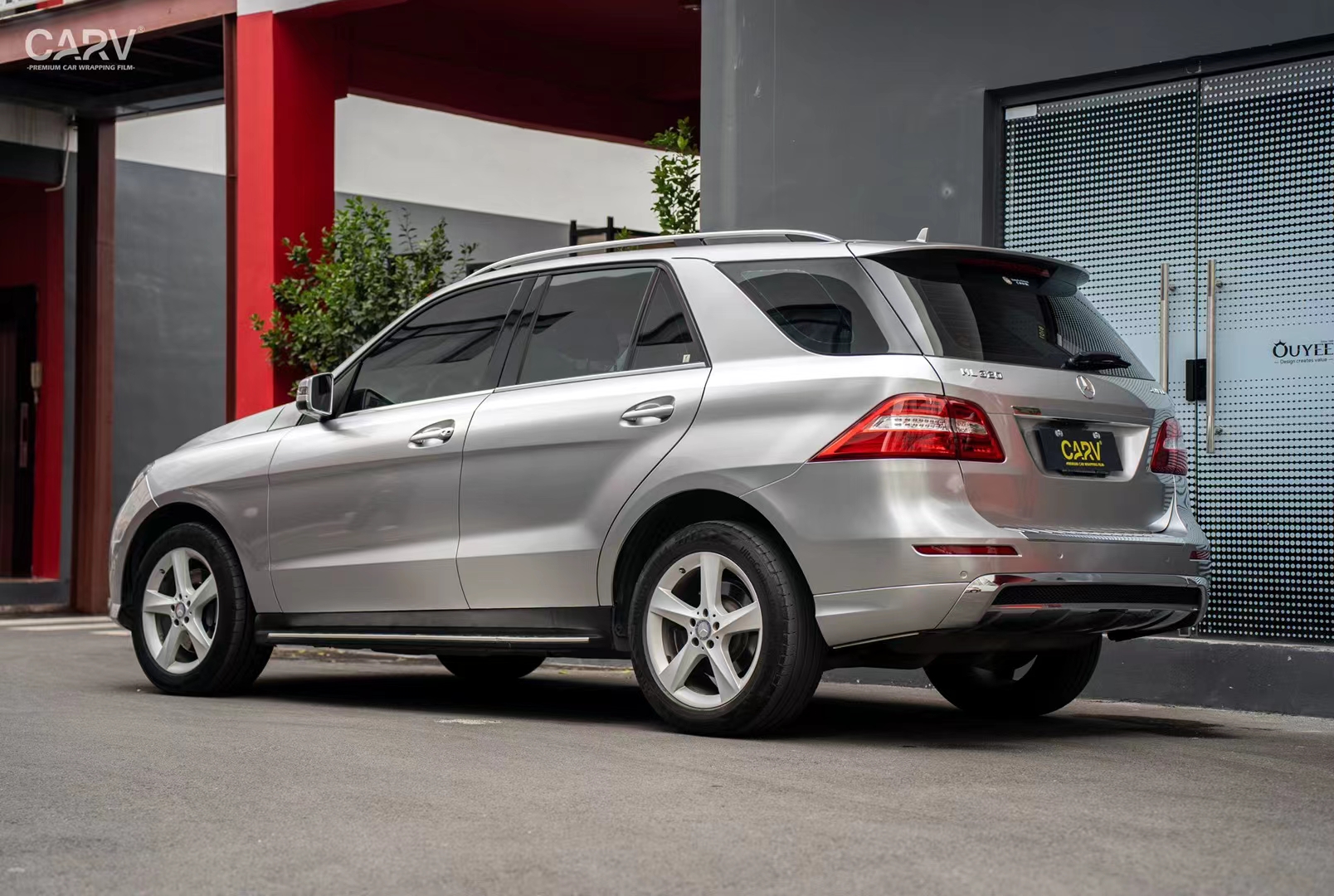 奔驰ml32卡孚改色膜白金液态金属快银,雪白的银色风