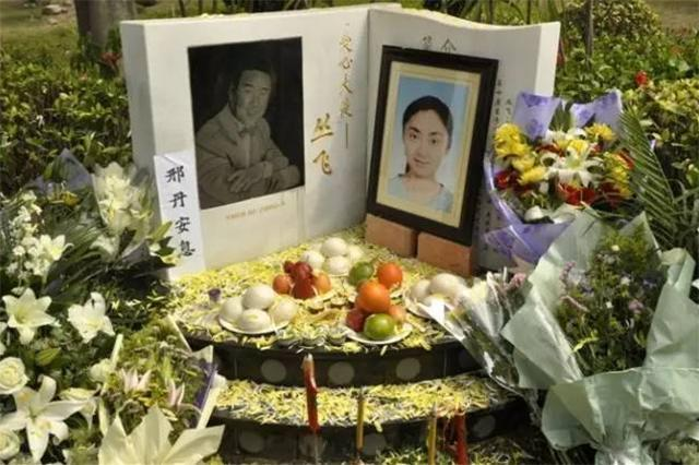 "深圳玫瑰"邢丹葬礼,和老公合葬在一起,五岁女儿痛苦千人送别