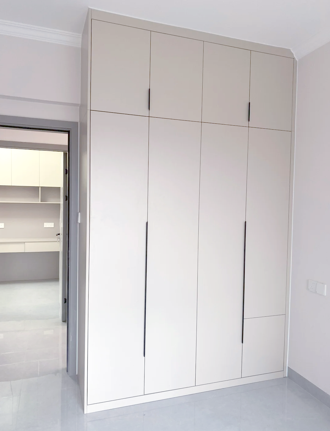 还能确保石膏线与窗帘盒,衣柜吊顶等完美相接,进一步提升了吊顶的整体